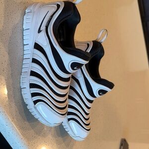 Nike free used Kids Black and White Sneakers